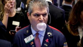 Un bróker hincha un chicle en la Bolsa de Nueva York,