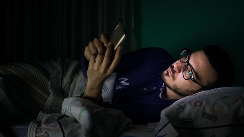 Uso del móvil a oscuras y en la cama.