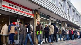 Cola en una oficina de empleo del INEM.