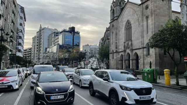 Atasco en la calle García Barbón, en Vigo.