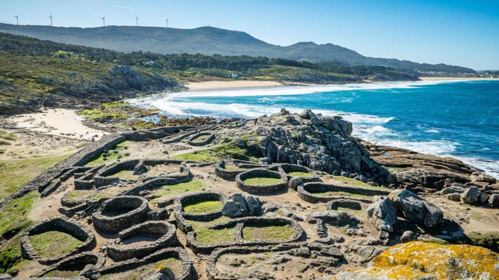Uno de los pocos castros gallegos situado tan cerca del mar