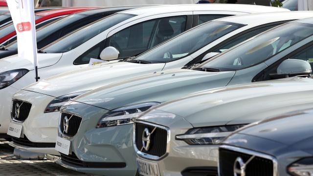 Varios vehículos de ocasión expuestos en Toledo.
