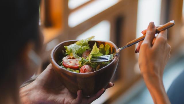 Adiós a la celulitis: el superalimento con solo 15 calorías que todos toman en España para eliminarla