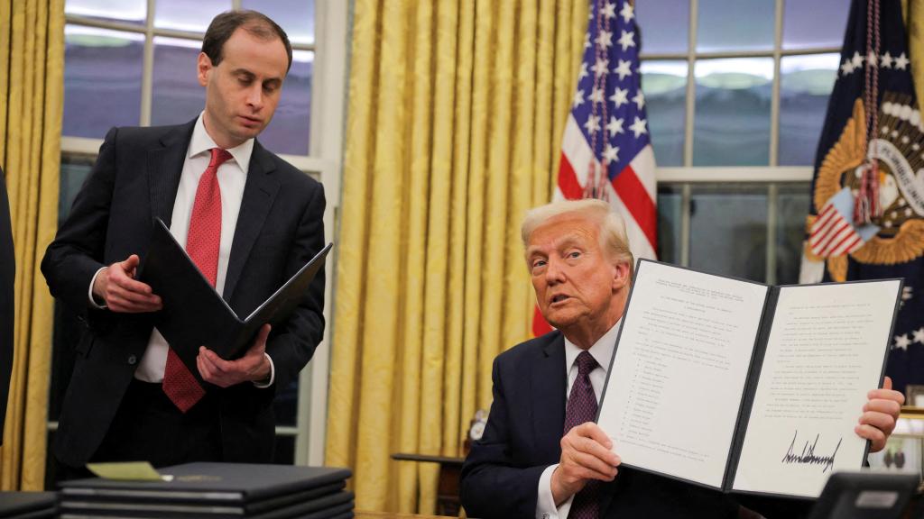 Donald Trump presume de los indultos a más de un millar de asaltantes del Capitolio.