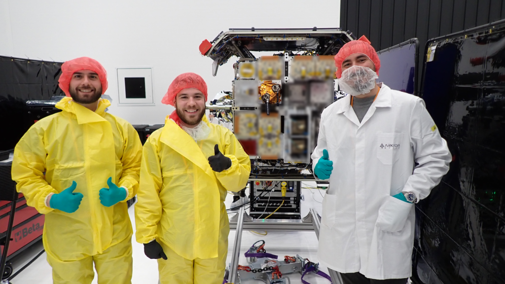 Ismael Gutiérrez, CTO y cofundador de Arkadia, junto a Roberto Murcia y Murat Çetinkaya, ingenieros de la startup, en su reciente visita a EEUU para llenar el tanque de combustible del módulo de propulsión que enviarán al espacio en el satélite de la italiana D-orbit.