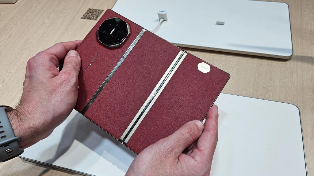 Parte trasera del Huawei Mate XT desplegado