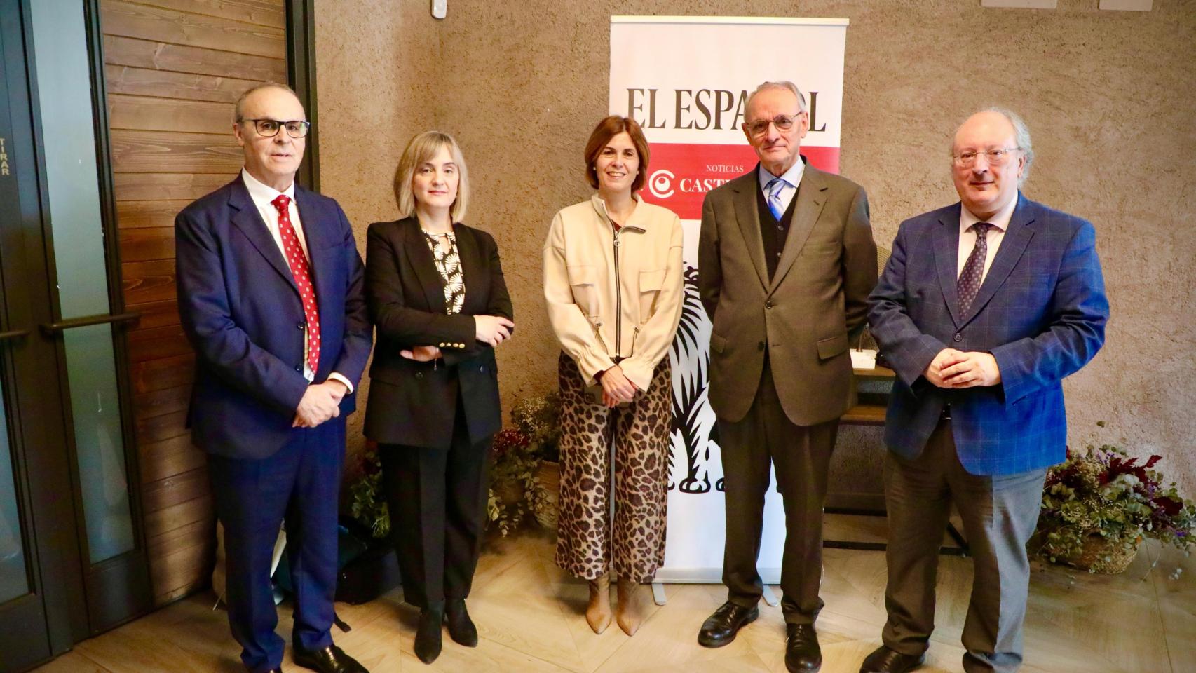 El director general de EL ESPAÑOL - Noticias de Castilla y León, Carlos Velasco, la directora, Silvia García, la vicepresidenta segunda de la Diputación de Segovia, Magdalena Rodríguez, el presidente del CES, Antón Costas, y el del CESCyL, Enrique Cabero
