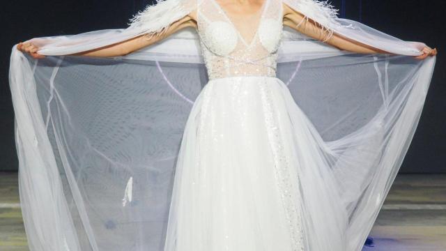 Imagen de una modelo vestida de novia en una pasarela