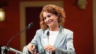 María Jesús Montero se ríe durante el acto de este miércoles en Sevilla.