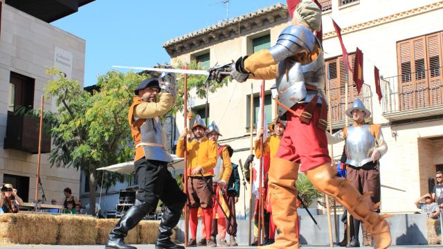 Dos caballeros luchando con espadas en la Feria Mudéjar de Utebo.