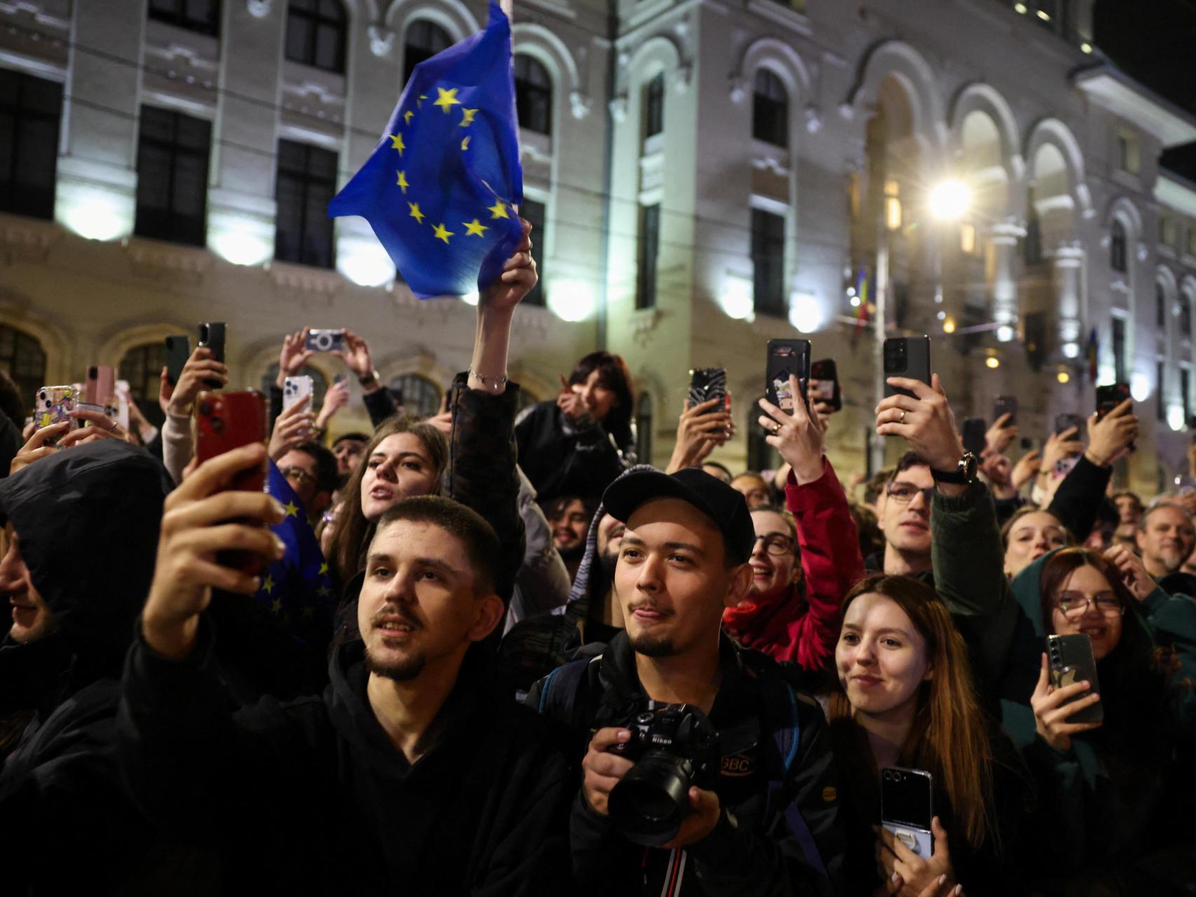 Los partidarios del candidato presidencial Nicusor Dan, durante la jornada electoral, en Bucarest.
