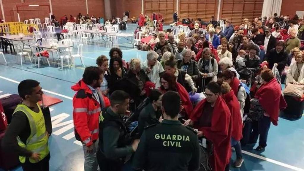 Los pasajeros del AVE detenidos en Zaidín han sido alojados en el pabellón municipal.