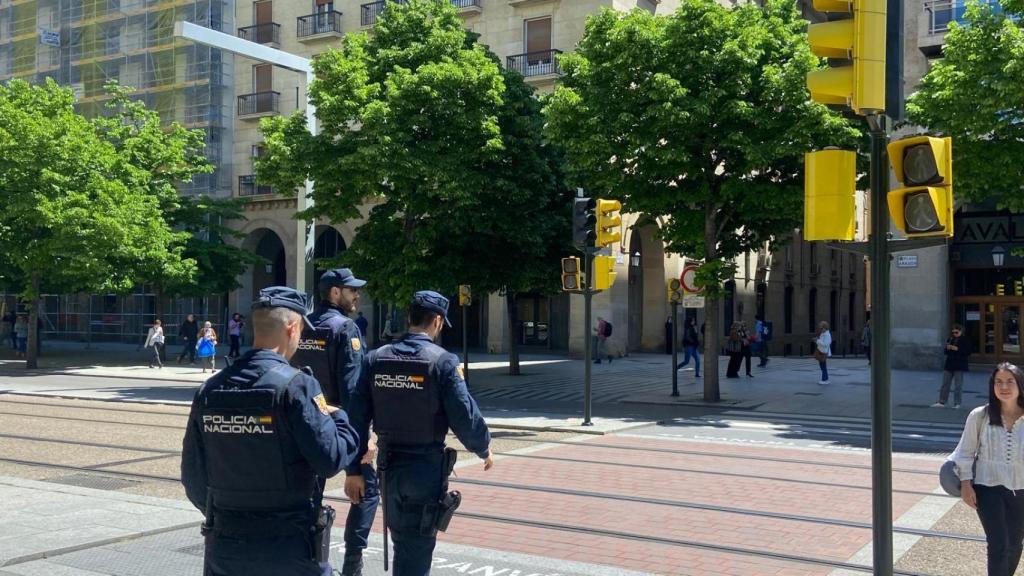 Agentes de la Policía Nacional recorriendo el centro de Zaragoza el día del apagón