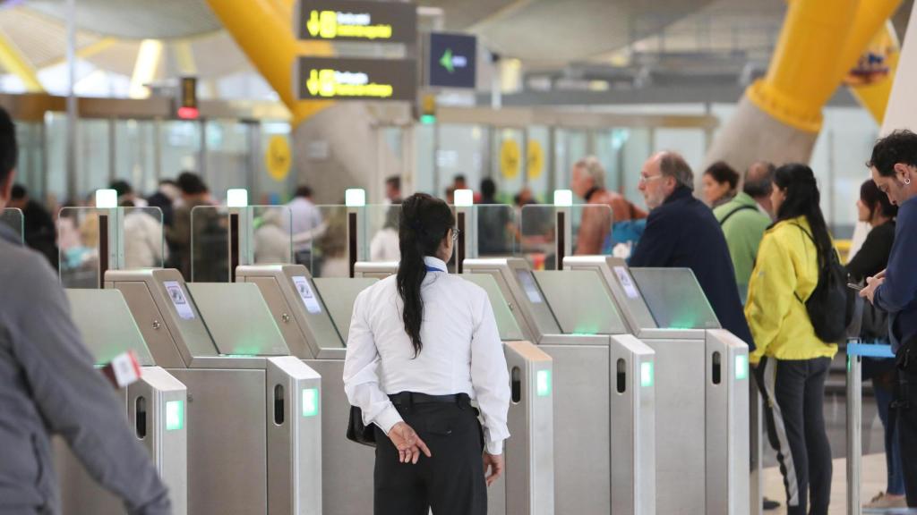 Una auxiliar de tierra del aeropuerto de Barajas.
