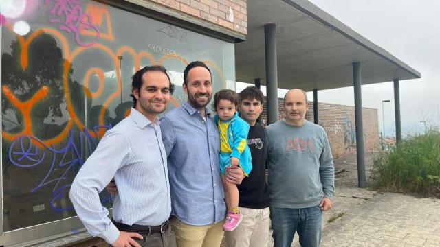 Vecinos de la urbanización posan ante la entrada de las instalaciones deportivas abandonadas de Montegolf, en A Coruña
