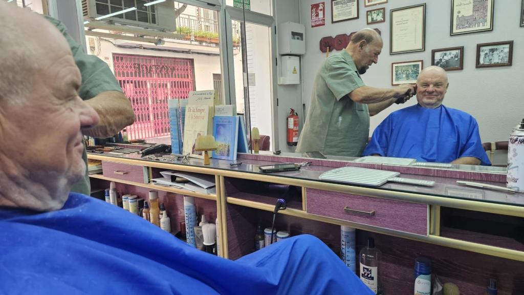 El actor Tony Bentley, en la peluquería de Manolo Melado en el Centro de Sevilla.