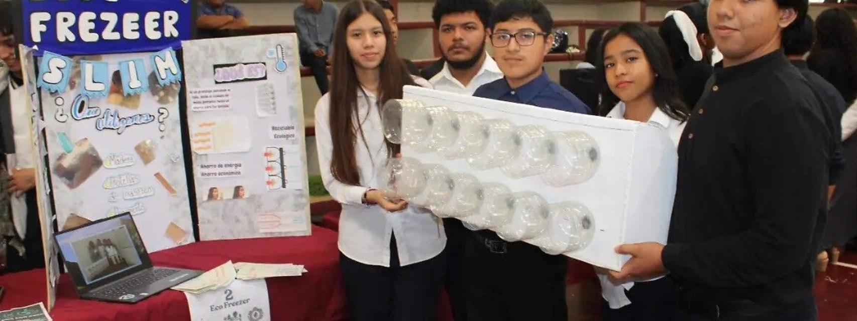 Los estudiantes con el aire acondicionado Eco Freezer Slim.