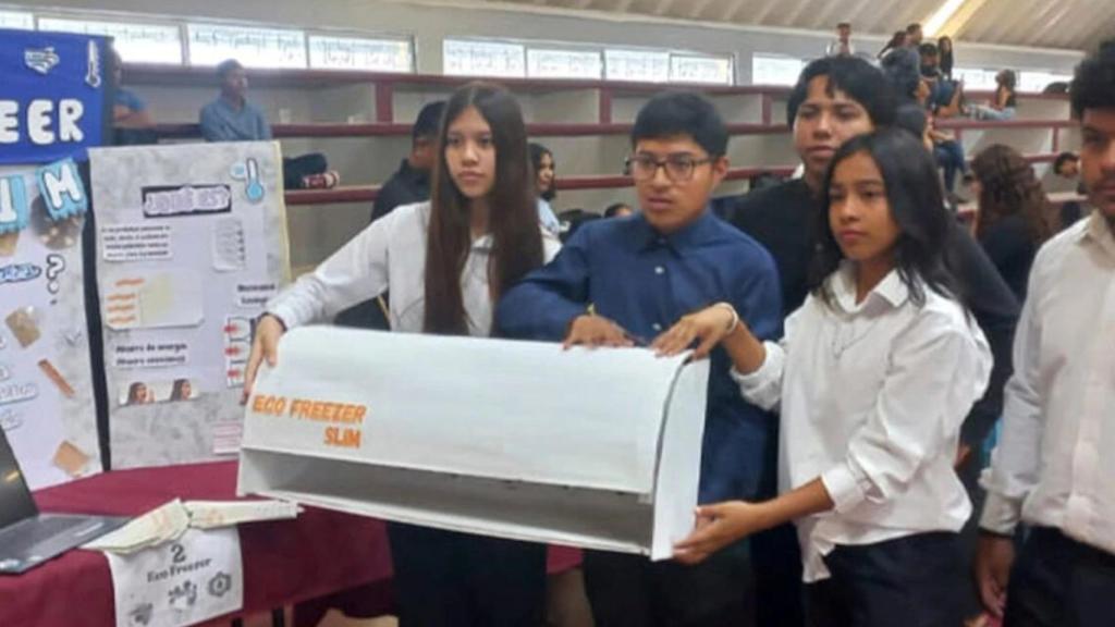 Los estudiantes con el aire acondicionado Eco Freezer Slim.