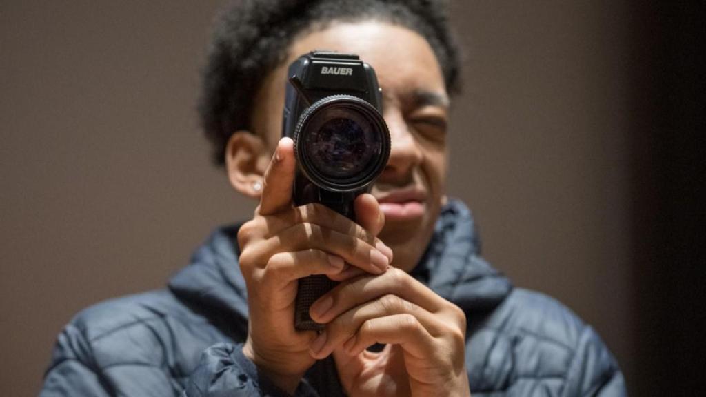 Un alumno con una Super 8 en una de las actividades del festival S8 en A Coruña