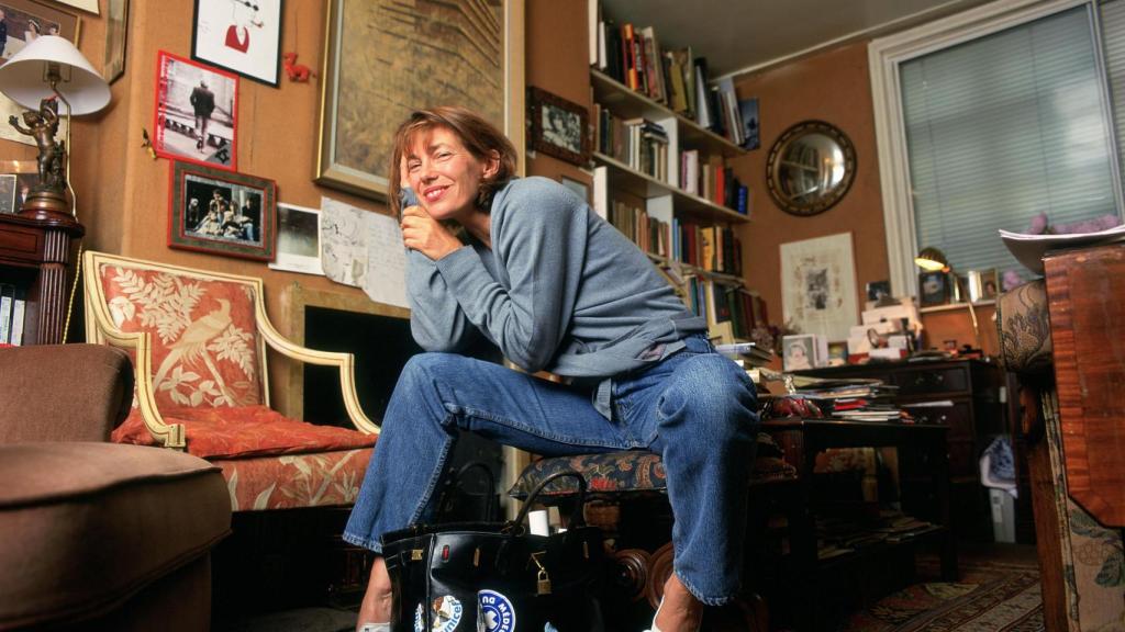 Jane Birkin con el primer bolso Birkin, diseñado y realizado por la firma Hermès para ella, por lo que lleva su apellido.