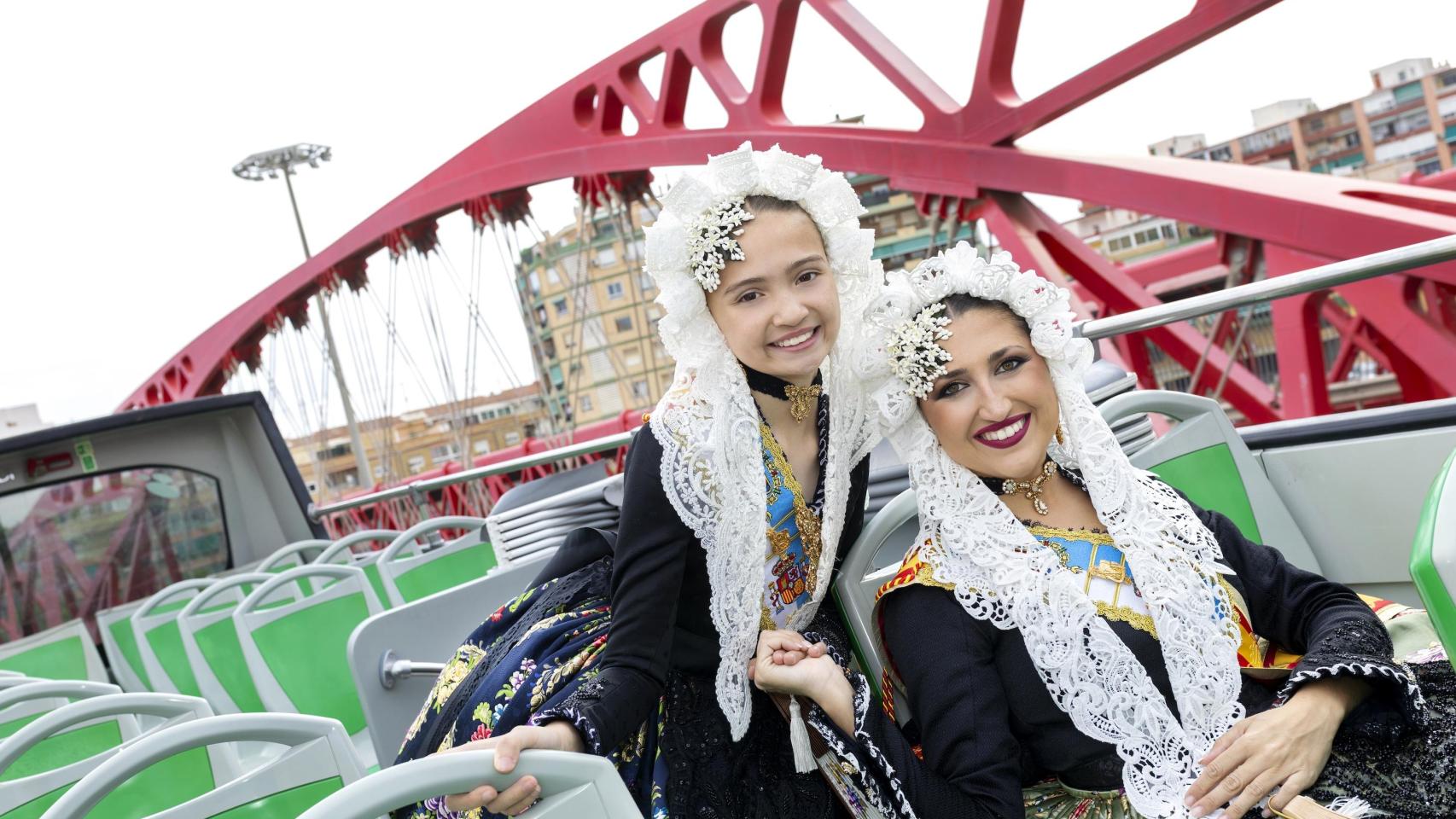 Adriana Vico y Valentina Tárraga ante el icónico puente rojo.