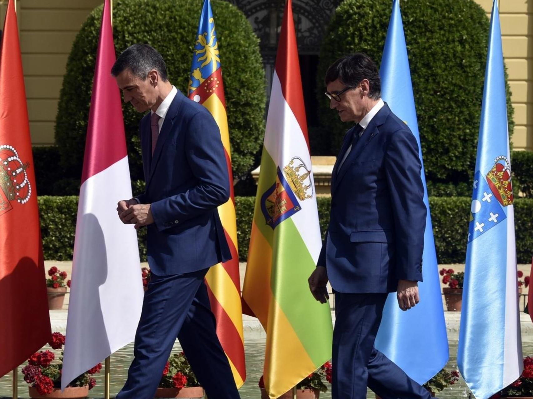 Pedro Sánchez y Salvador Illa llegando a la Conferencia de Presidentes este viernes.