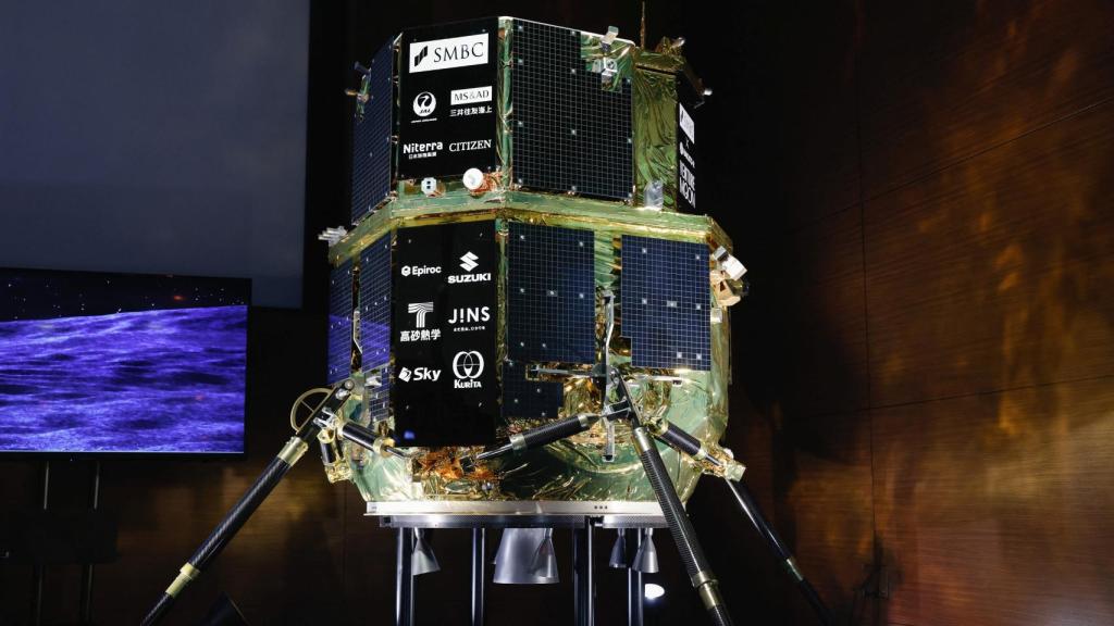 Un modelo del módulo de aterrizaje lunar Resilience de ispace.