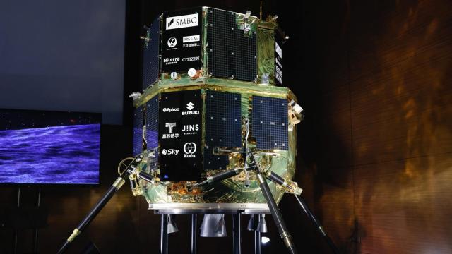 Un modelo del módulo de aterrizaje lunar Resilience de ispace.