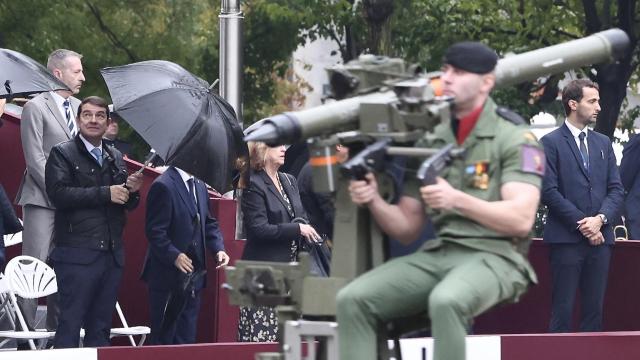 El presidente de la Junta, Alfonso Fernández Mañueco, en el último desfile militar del Día Nacional de España, el 12 de octubre de 2024, en Madrid