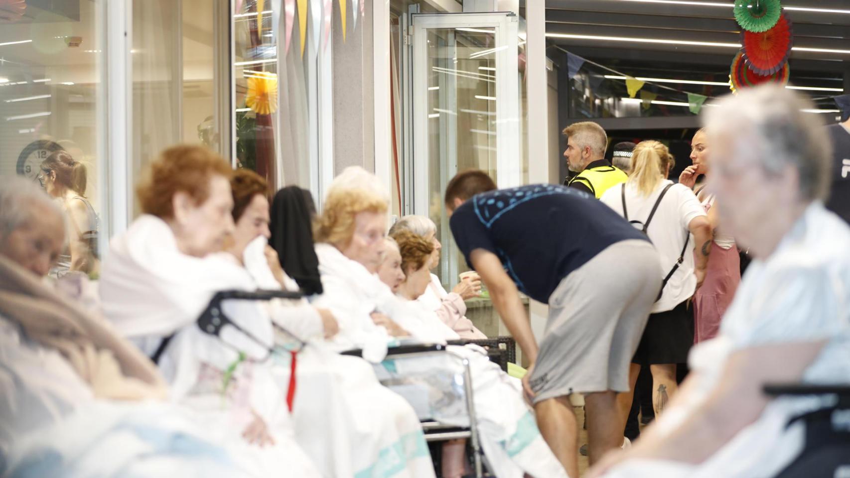 Momentos de la evacuación de los ancianos de la residencia Domus Vi