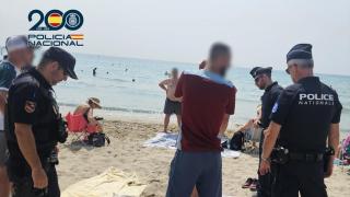 EuropaPress_6783633_agentes_policia_nacional_policias_francia_patrullan_juntos_alicante