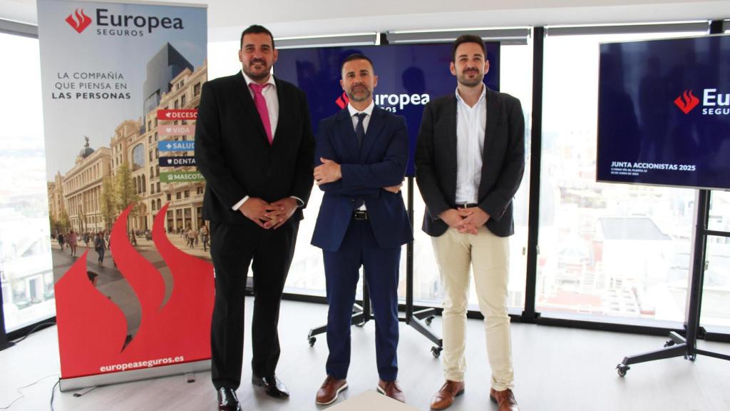 De izquierda a derecha: Florentino García, secretario de Europea Seguros; José Luis Blaya, presidente de Europea Seguros, y Eduardo Delgado, consejero delegado y fundador de Roams.